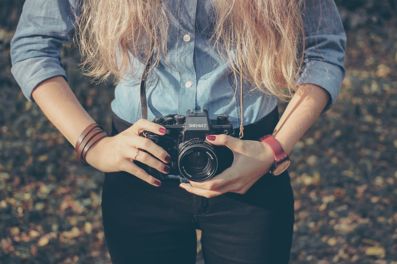 photographe-BEZAUDUN LES ALPES-min_hand-person-girl-woman-camera-photography-614-pxhere.com