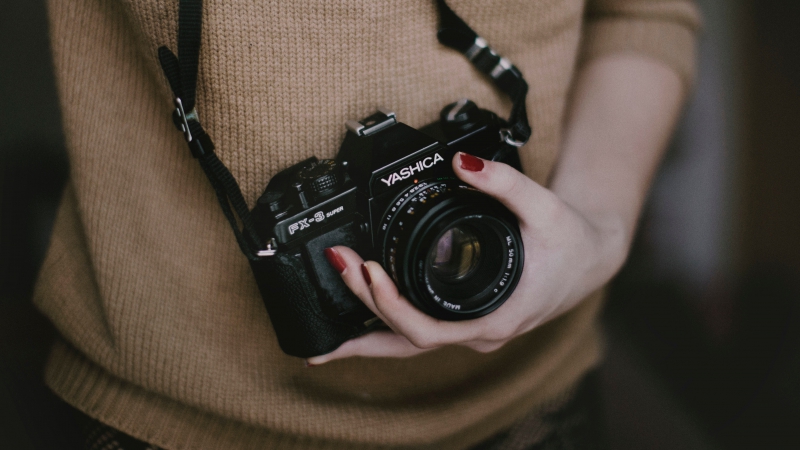 photographe-BEZAUDUN LES ALPES-min_woman-camera-photography-photographer-slr-dslr-319-pxhere.com